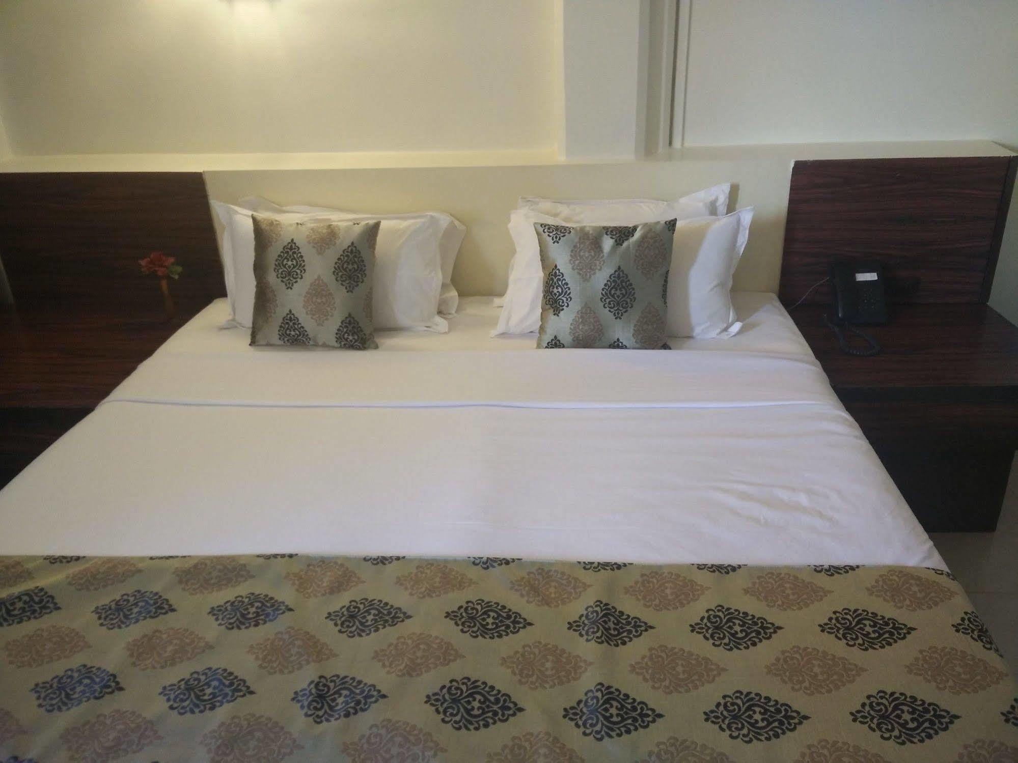 Strand Hotel, Colaba Mumbai Exterior foto